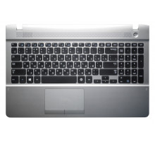Клавиатура для ноутбука Samsung NP270E5E, NP270E5V, NP270E5J, NP270E5G, NP270E5U черная, верхняя панель в сборе (серебряная)